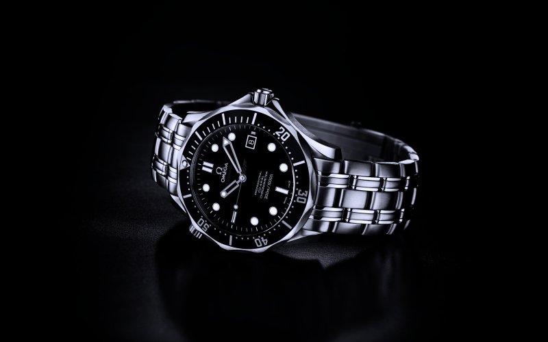 Часы на черном фоне