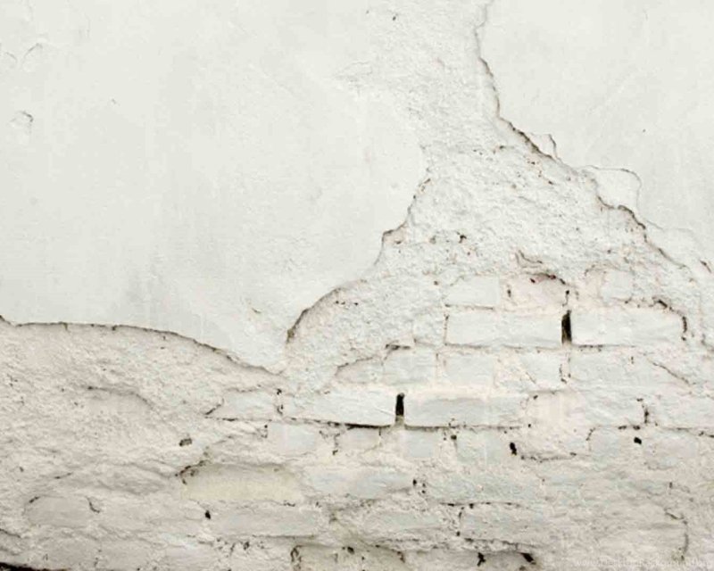 Стена с облезлой штукатуркой