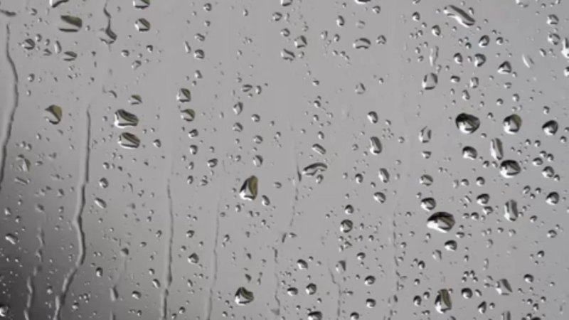 Капли на стекле