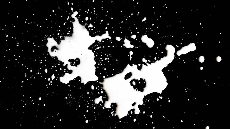 Белая Клякса на черном фоне