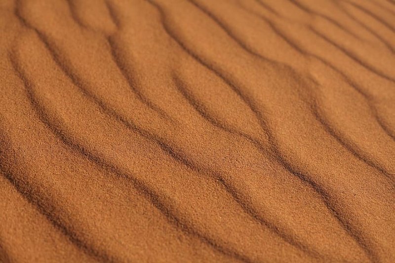 Коричневый песок