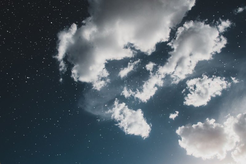 Ночное небо с тучами