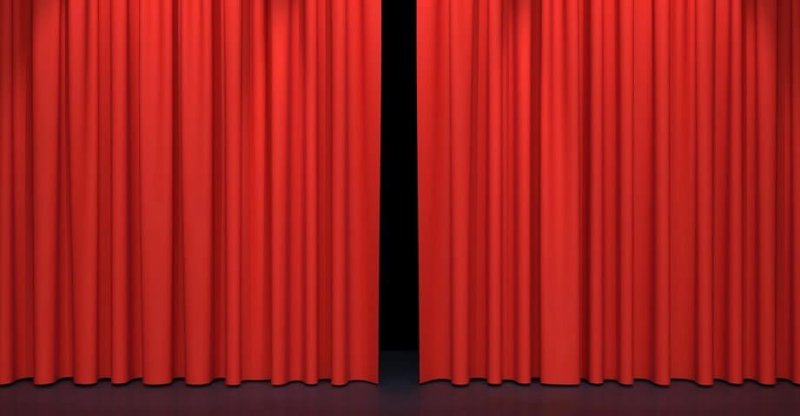 Красные шторы