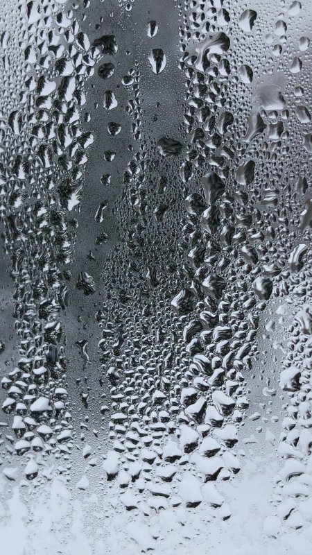 Капли воды на стекле