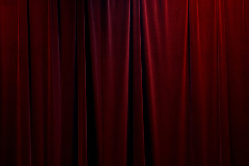 Красный бархатный занавес