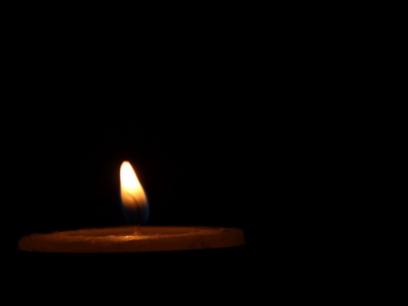 Свеча на темном фоне