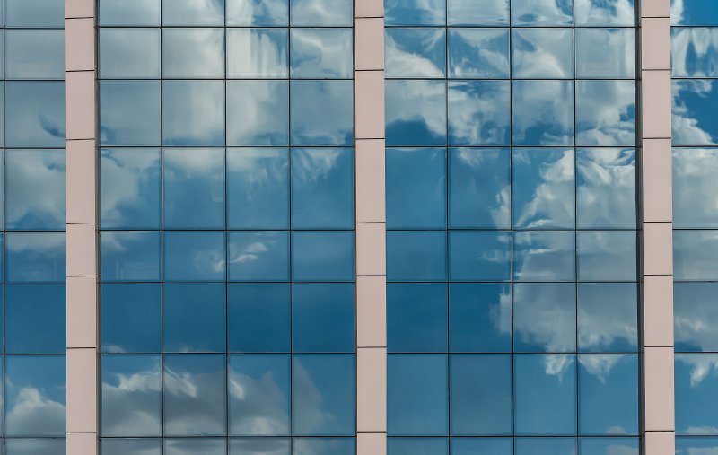 Стеклянный фасад здания