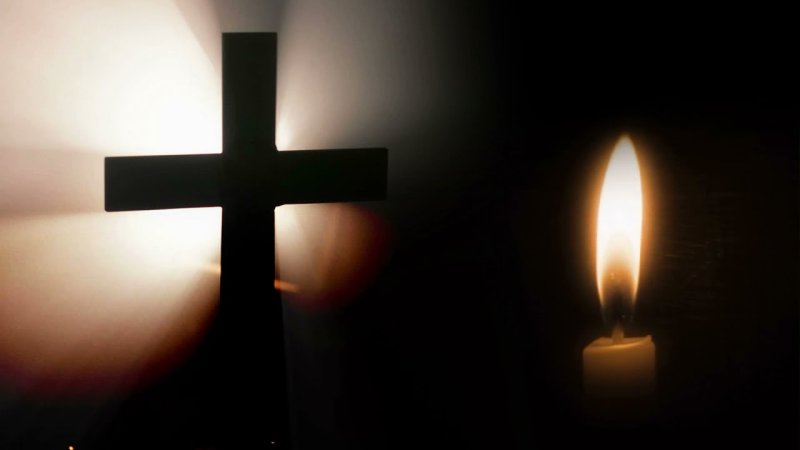 Черный квадрат со свечей