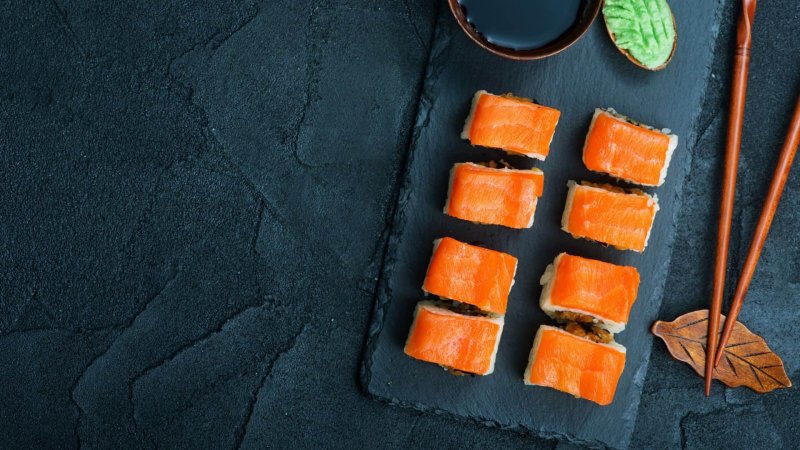 Роллы на темном фоне