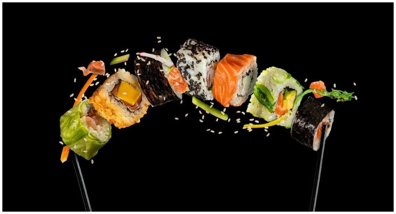 Суши на черном фоне