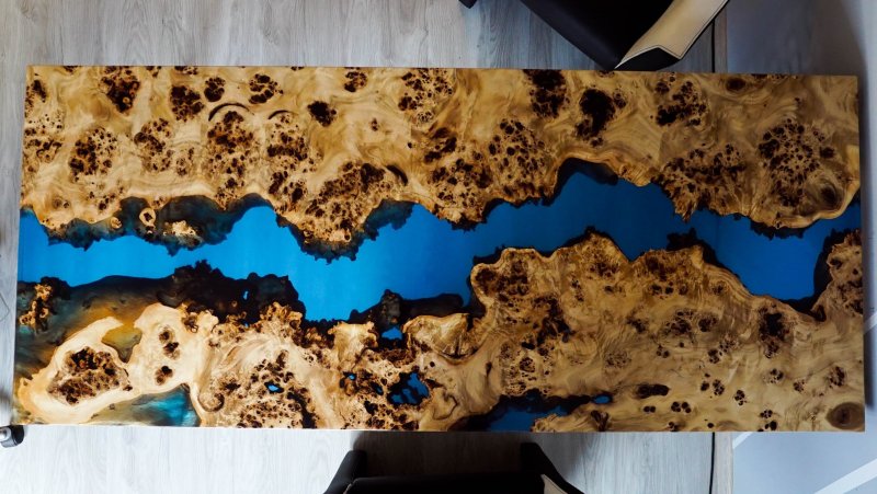 Стол из Капа и эпоксидной смолы