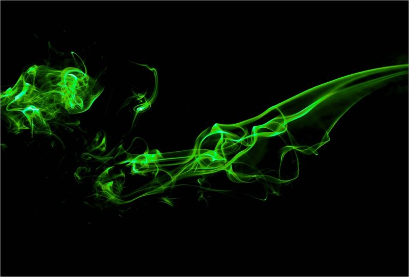 Зеленый дым на черном фоне
