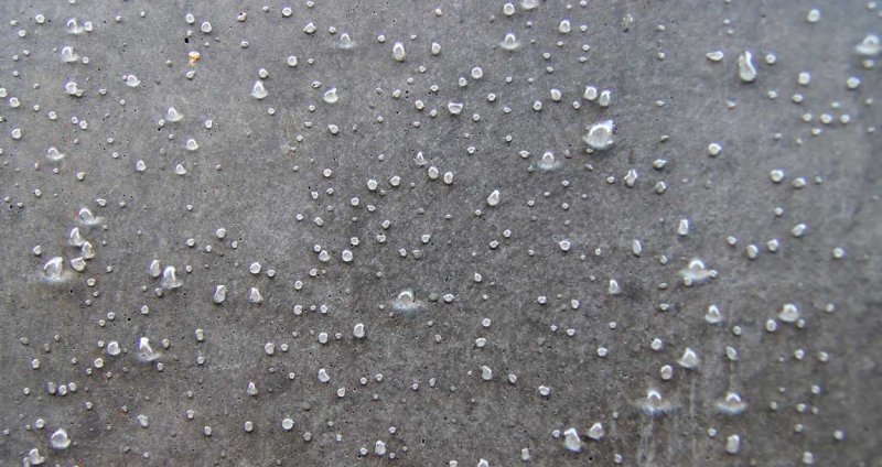 Капли воды на бетоне
