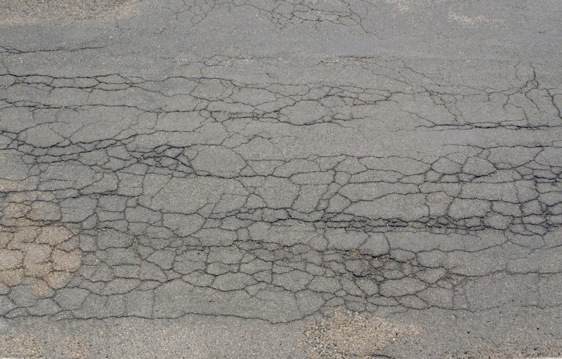 Трещины на асфальте
