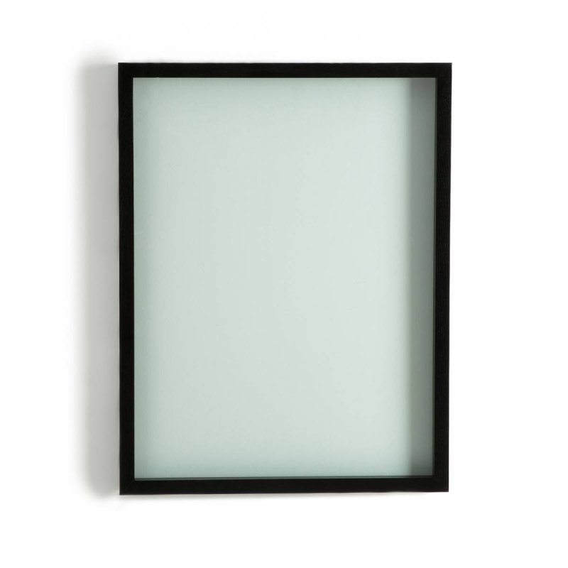 Фасад со стеклом в черной рамке