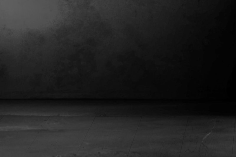 Черная пустая комната