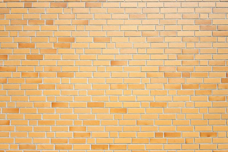 Бежевая кирпичная стена