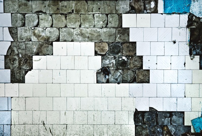 Старая плитка на стене