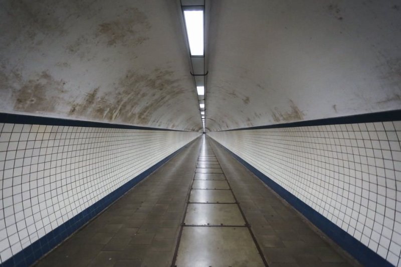 Стена метро