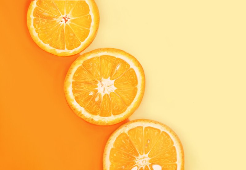 Апельсин на желтом фоне