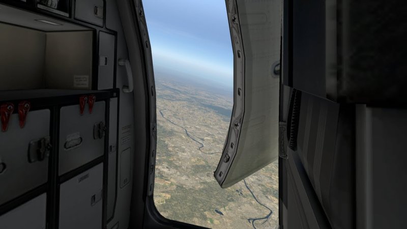 Открытая дверь самолета