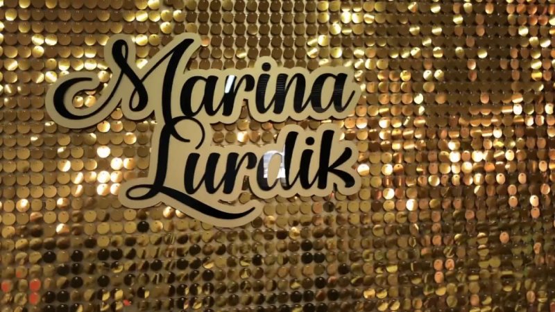 Рекламная вывеска из пайеток