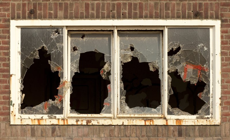 Разбитые окна
