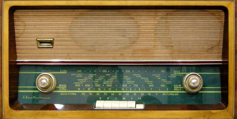 Панель старого радиоприемника