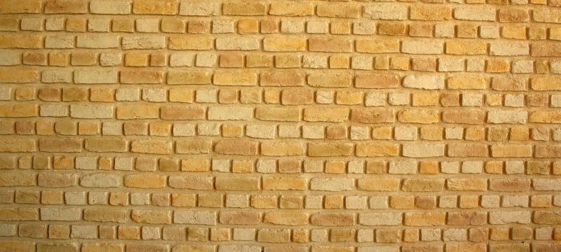Стена из желтого кирпича