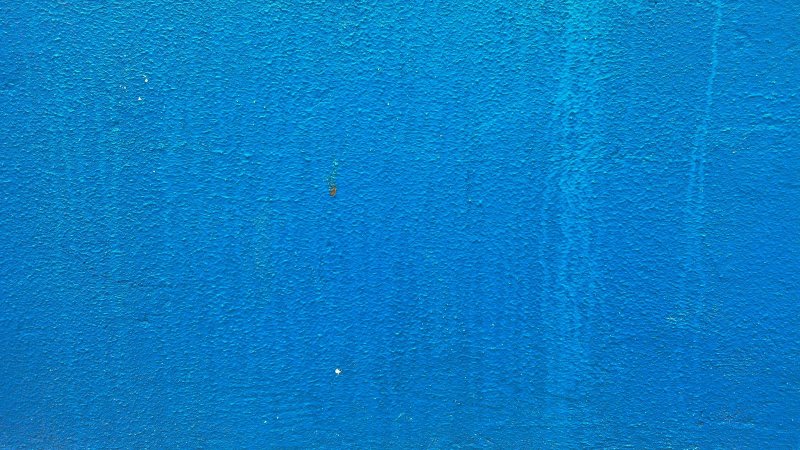 Синяя краска на металле