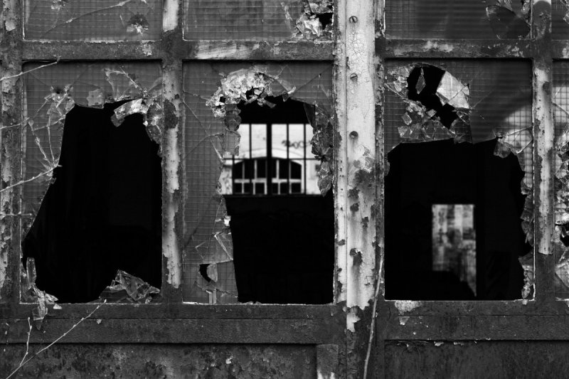 Разбитое окно