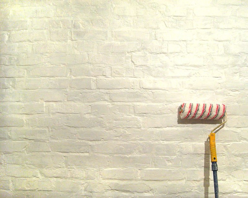 Покраска кирпичной стены
