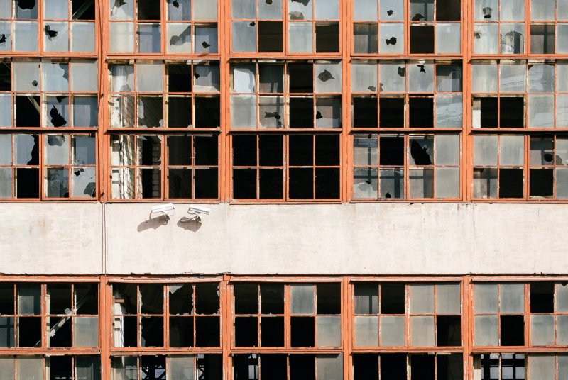 Разбитые окна здание