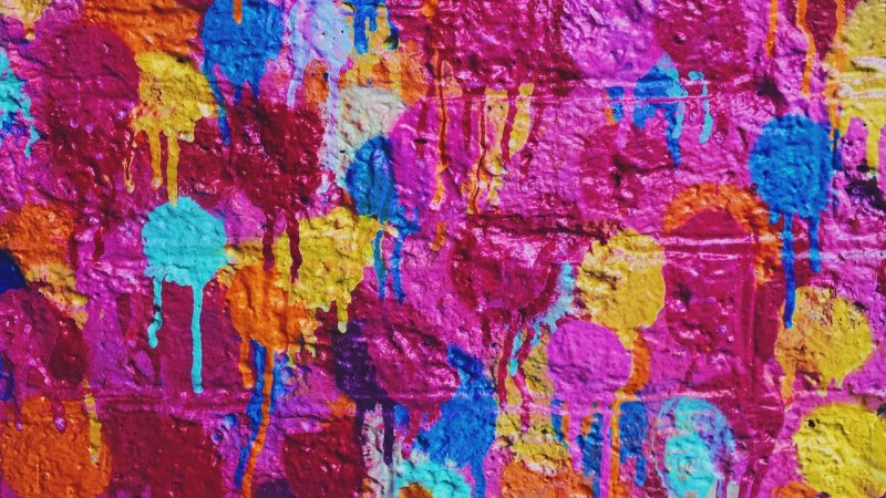 Разноцветная стена