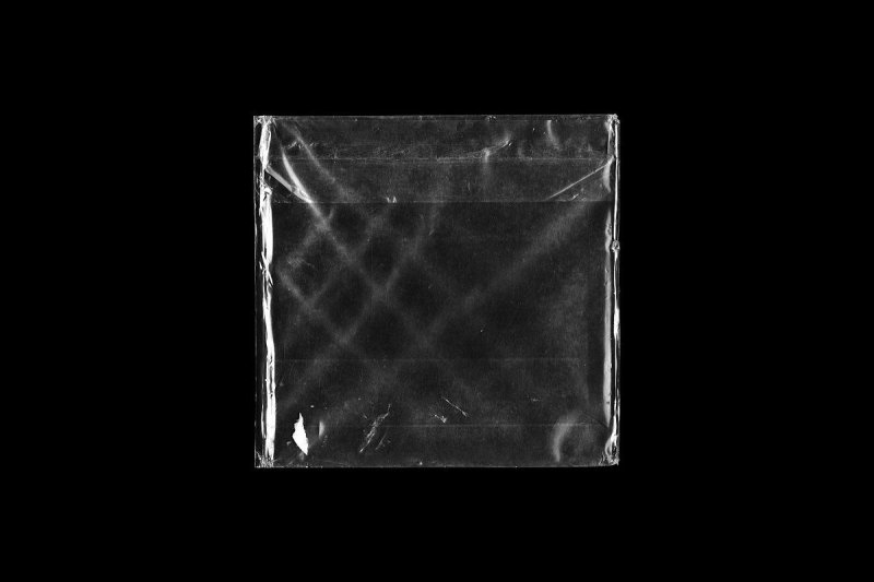 Целлофановый пакет на черном фоне