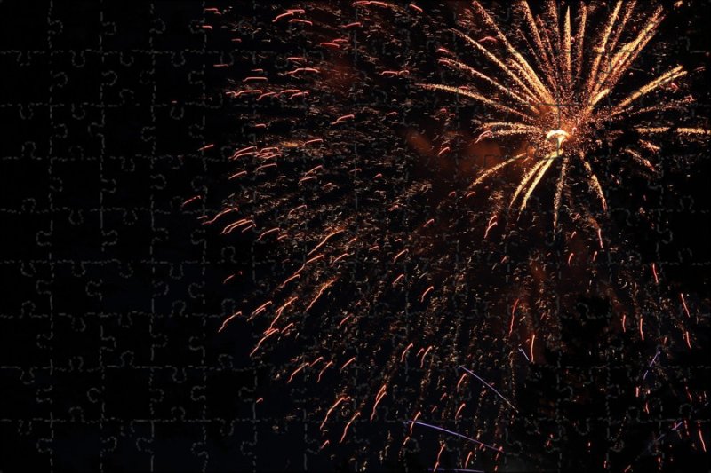 Салют на черном фоне