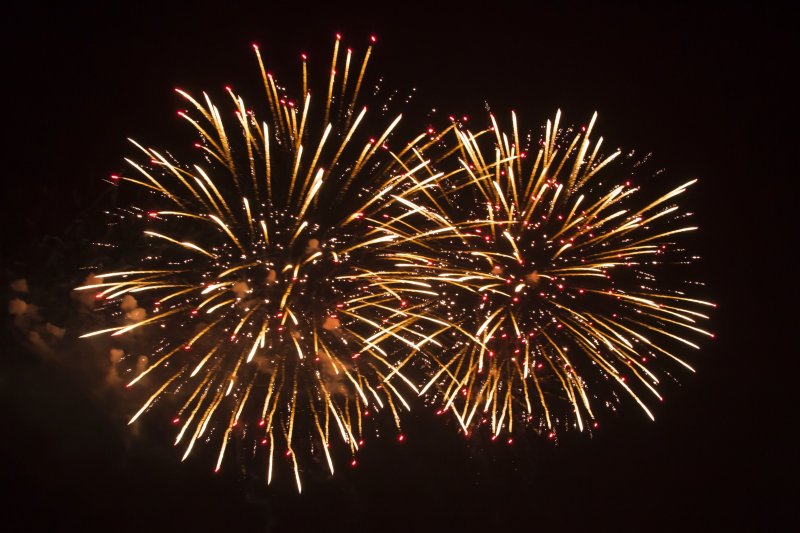 Салют на черном фоне