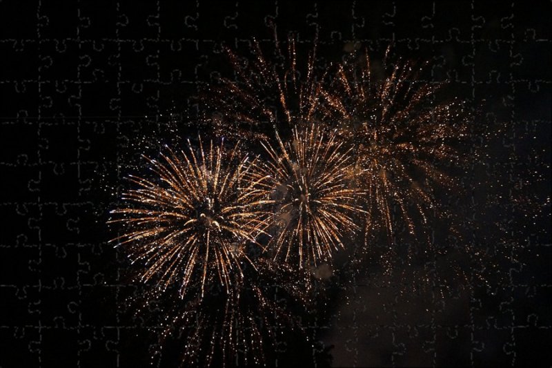 Салют на черном фоне