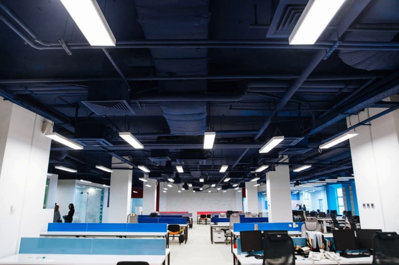 Потолок с открытыми коммуникациями