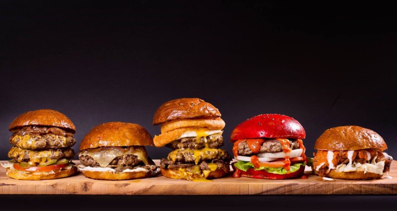 Чизбургер на черном фоне