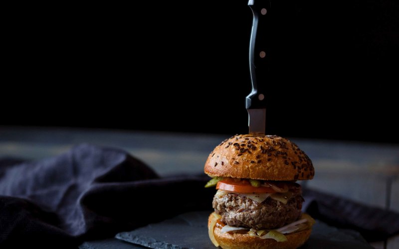 Гамбургер на черном фоне