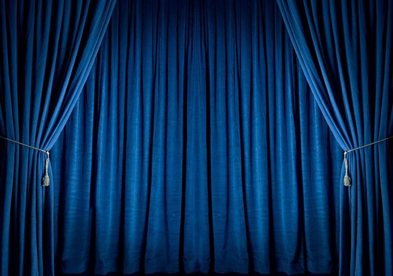 Синий театральный занавес