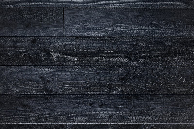 Темное обожженное дерево