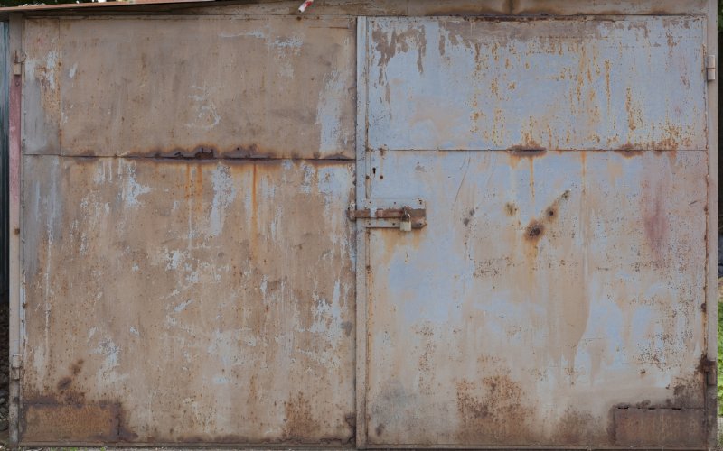 Старые ворота гаража