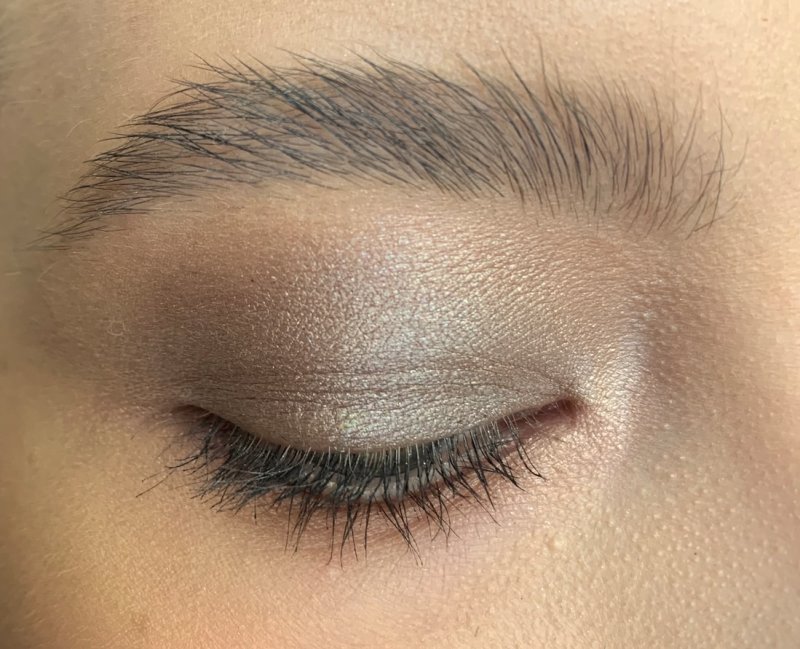 Бежевые сатиновые тени