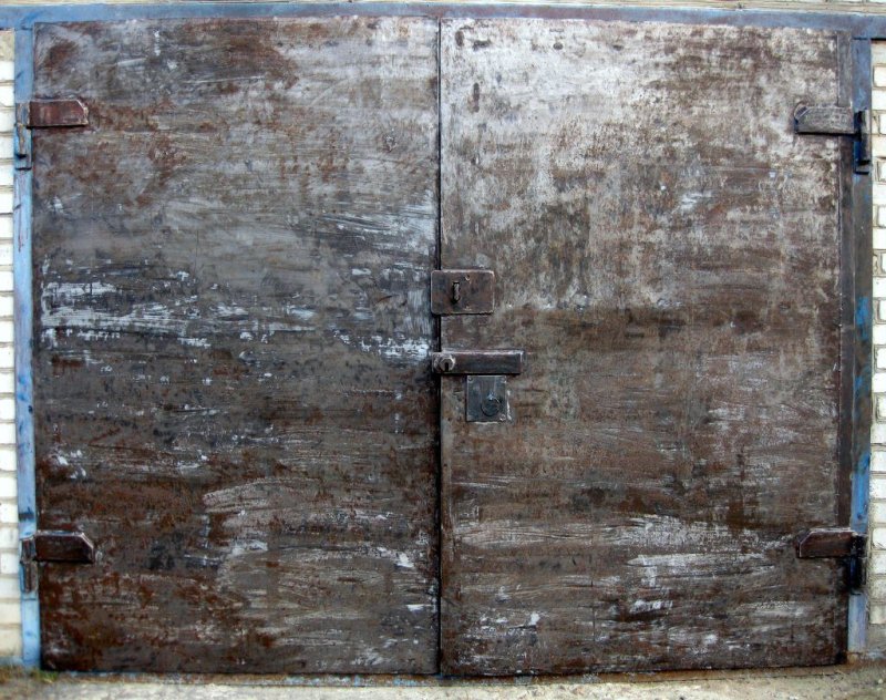 Старые металлические ворота