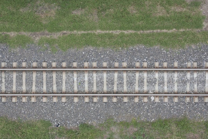 Железные рельсы сбоку