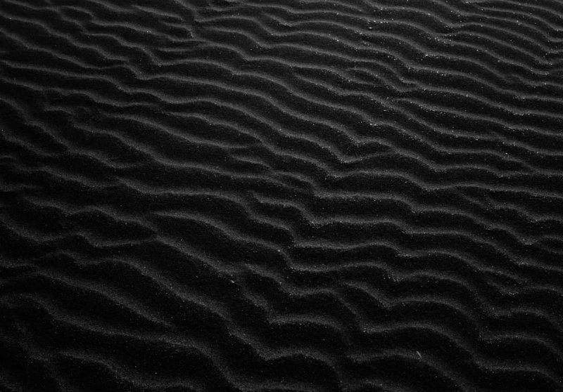 Темный песок