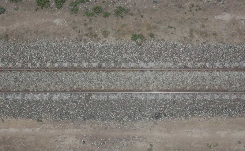 Железнодорожные рельсы сбоку