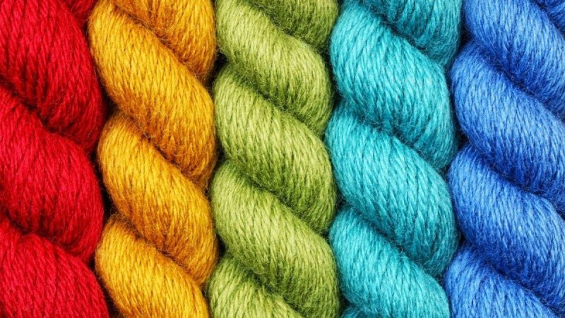 Разноцветные шерстяные нитки